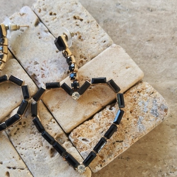 Elegant Black Heart Earrings - Picture 3 of 4